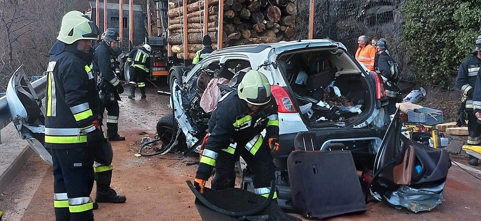 Invade la corsia opposta e si schianta con un camion carico di legna